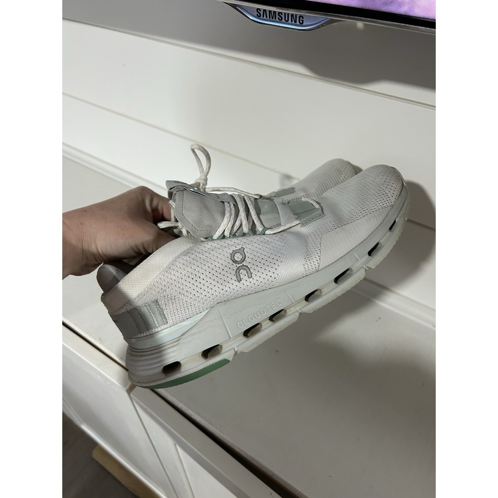 Men's White and Light Green On‎ Cloud Shoes Size 7.5 Men's Size 9 Women
